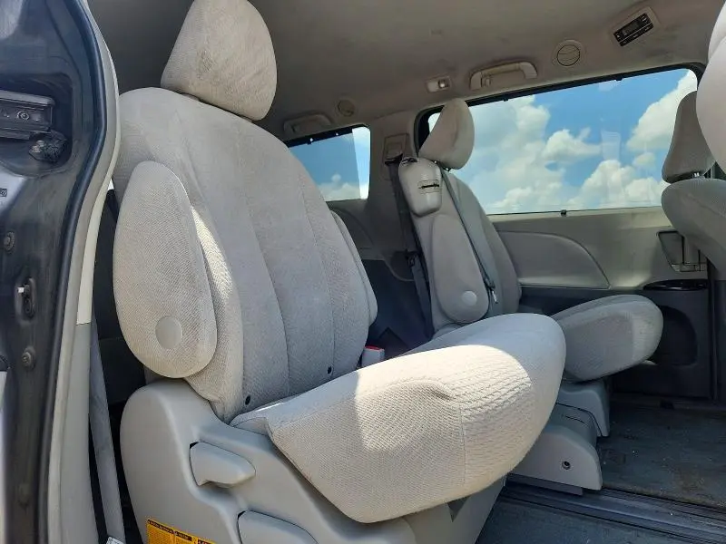 2013 TOYOTA SIENNA LE  