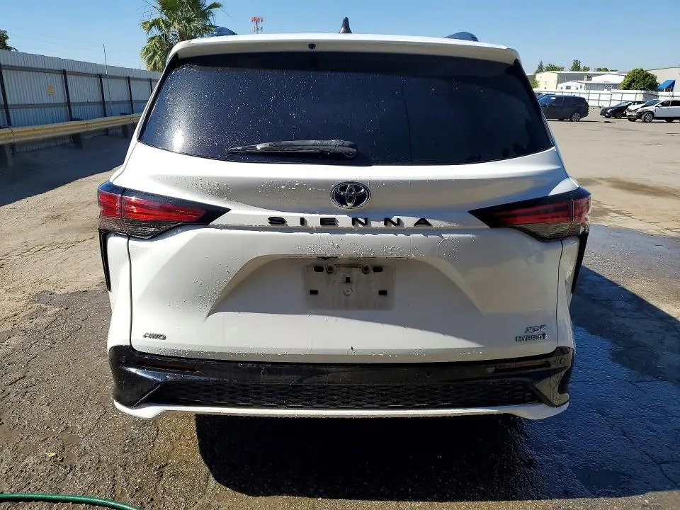2021 TOYOTA SIENNA XSE  