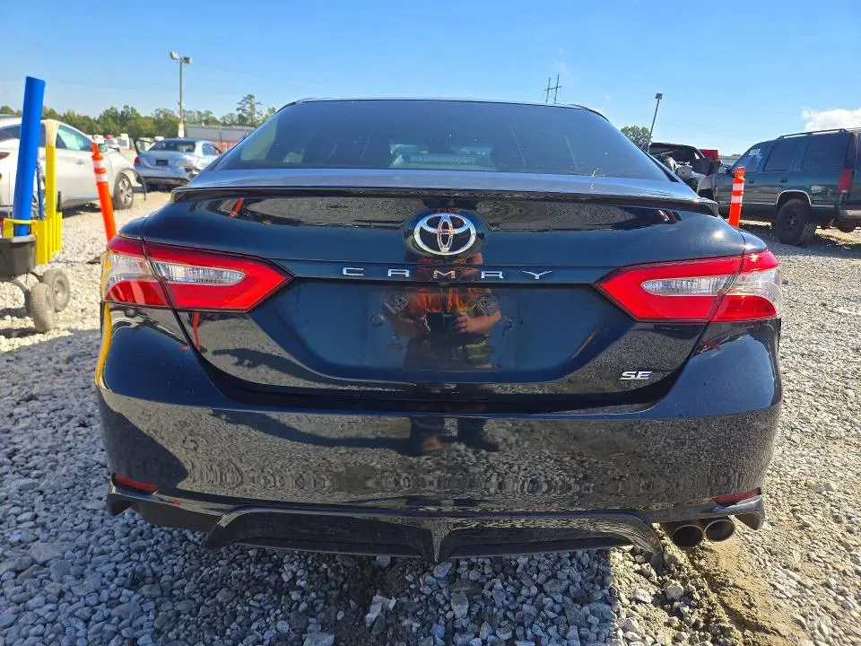 2018 TOYOTA CAMRY SE  