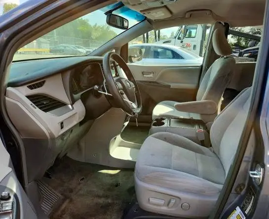 2017 TOYOTA SIENNA LE  