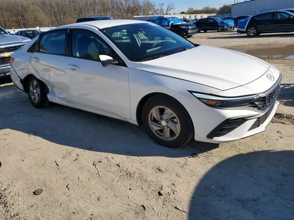 2025 HYUNDAI ELANTRA SE  