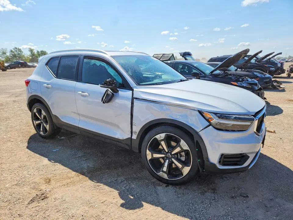 2020 VOLVO XC40 T5 MOMENTUM  