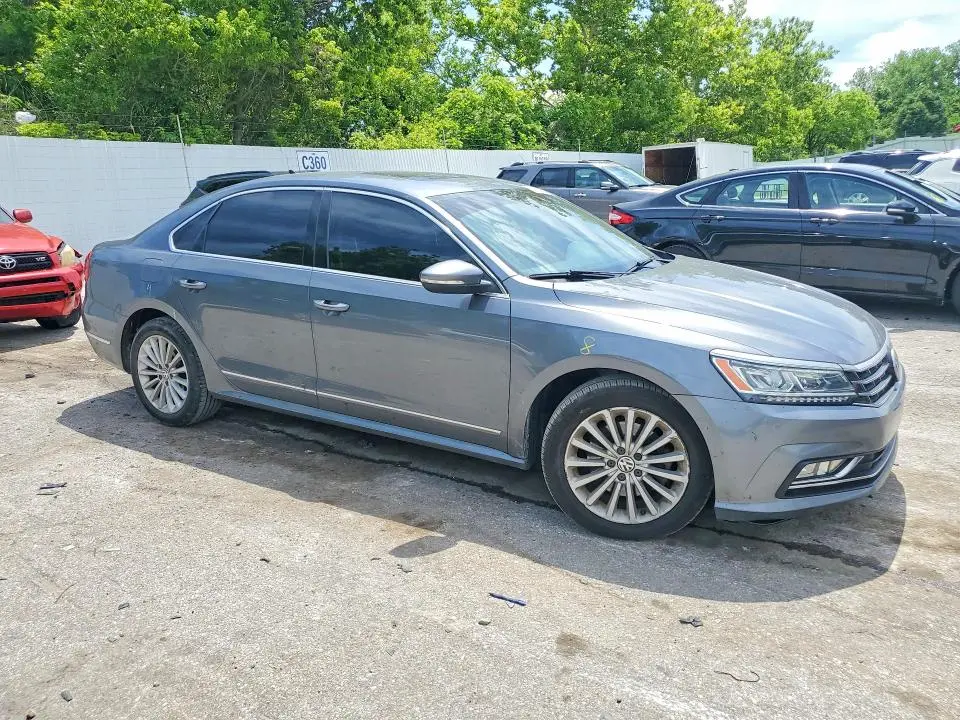 2016 VOLKSWAGEN PASSAT SE  