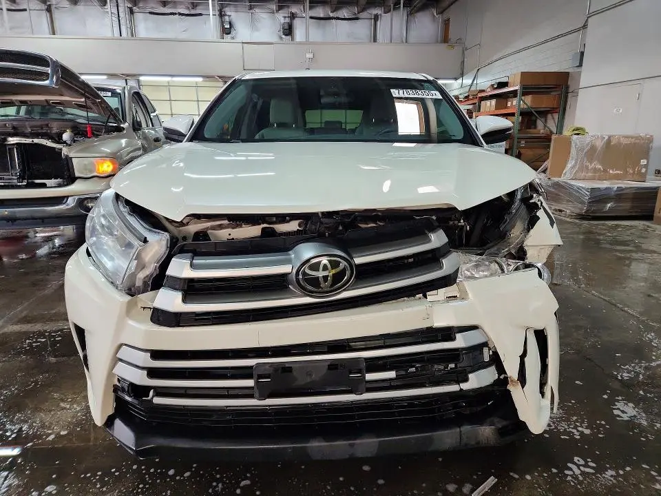 2019 TOYOTA HIGHLANDER LE  