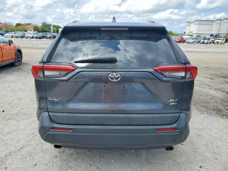2021 TOYOTA RAV4 XLE  