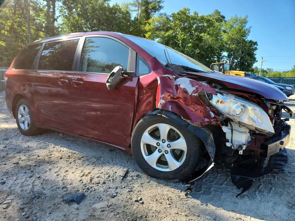 2013 TOYOTA SIENNA LE  