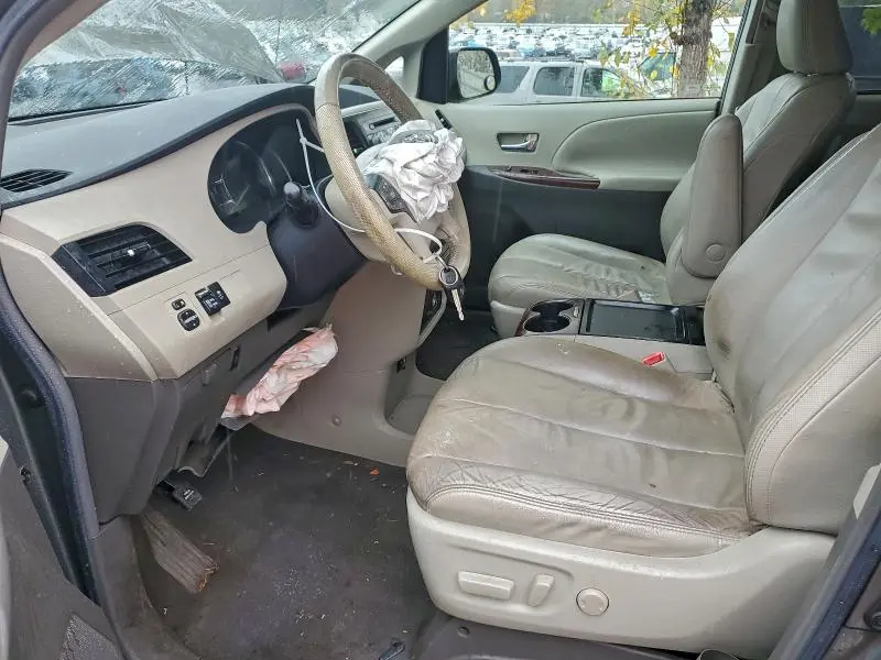 2011 TOYOTA SIENNA XLE  