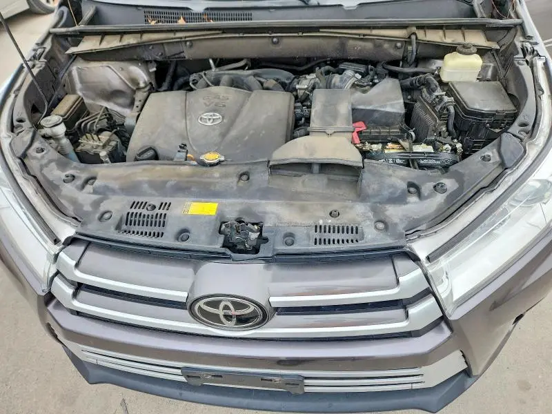 2017 TOYOTA HIGHLANDER SE  