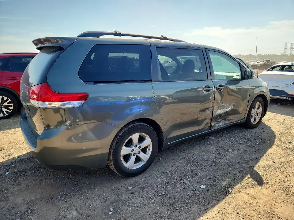 2014 TOYOTA SIENNA LE  