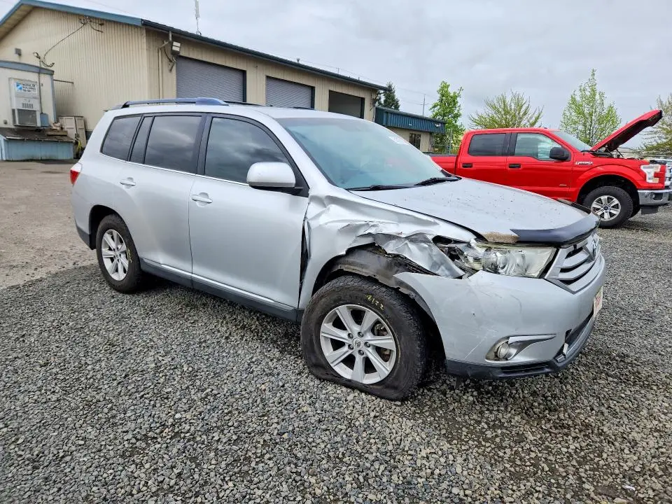 2011 TOYOTA HIGHLANDER SE  