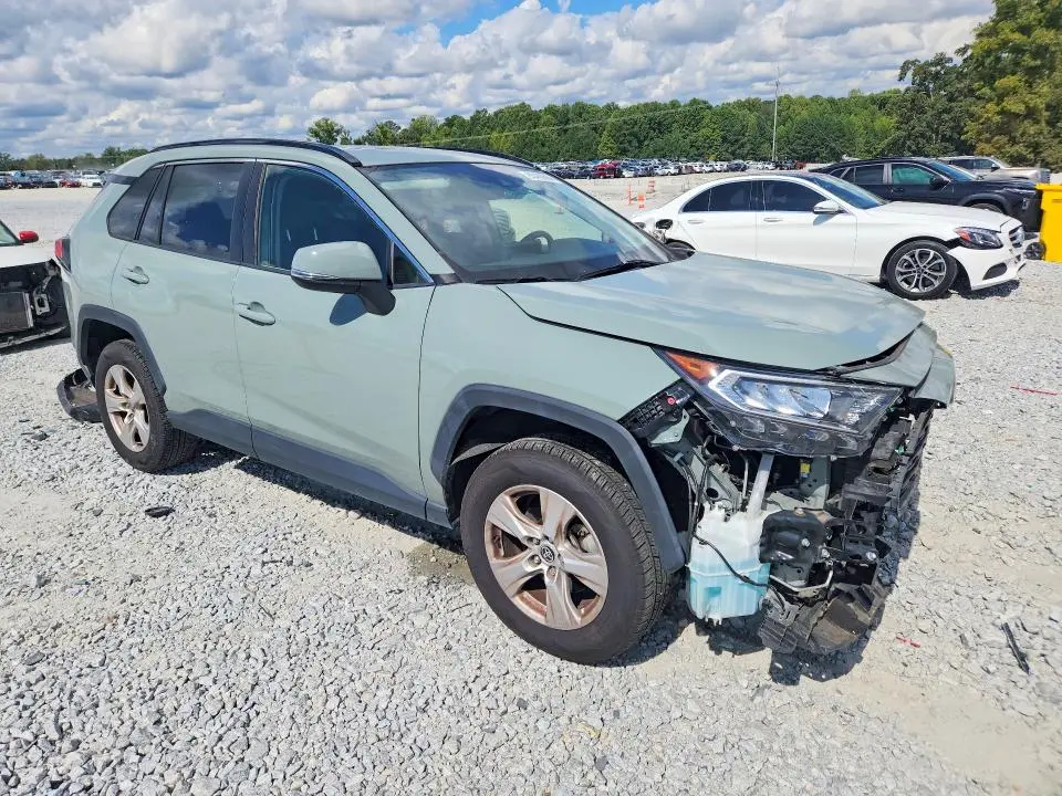 2021 TOYOTA RAV4 XLE  
