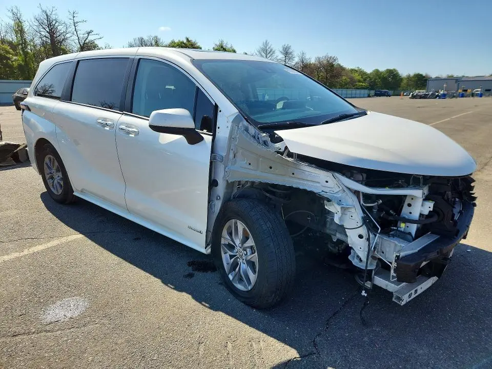 2021 TOYOTA SIENNA XLE  