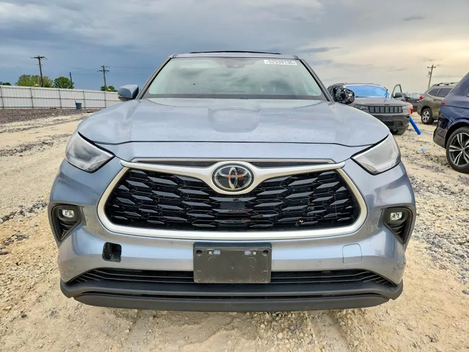 2021 TOYOTA HIGHLANDER LE  