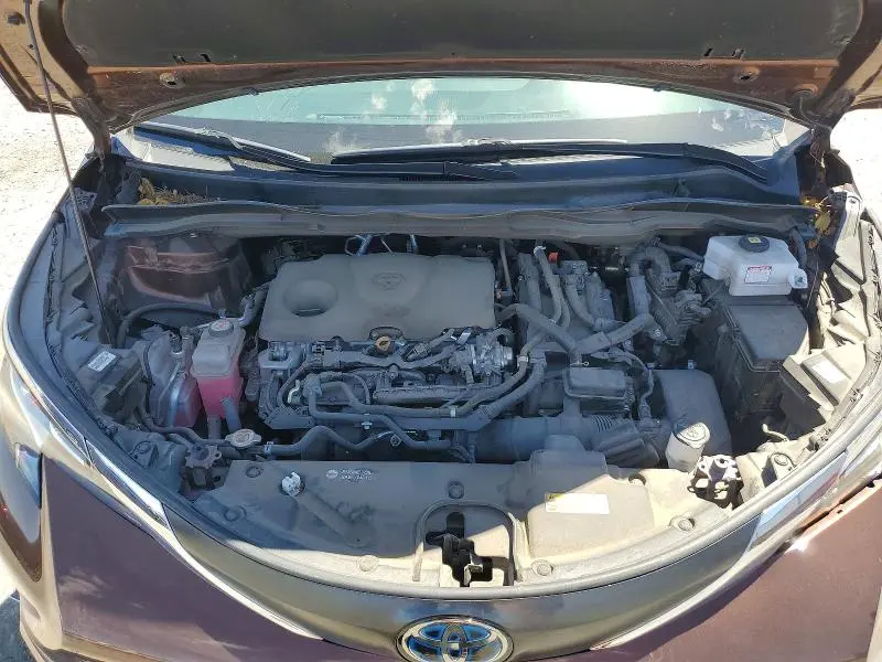 2022 TOYOTA SIENNA XLE  