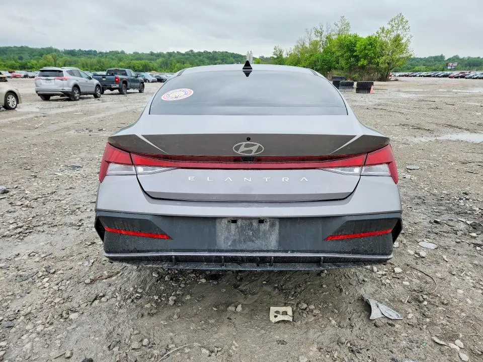 2024 HYUNDAI ELANTRA SE  