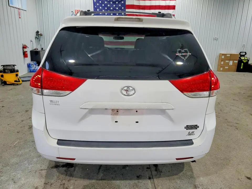 2013 TOYOTA SIENNA LE 7-PASSENGER  