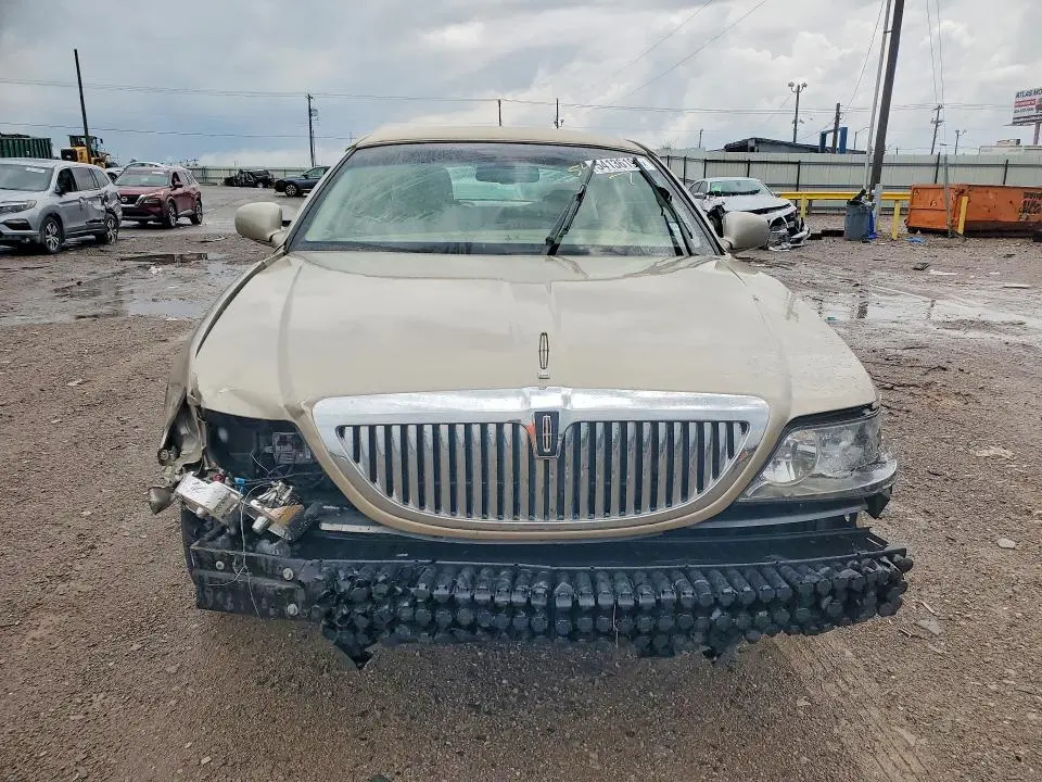 2011 LINCOLN TOWN CAR SIGNATURE LONG WHEELBASE  