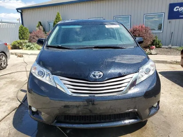 2017 TOYOTA SIENNA XLE  