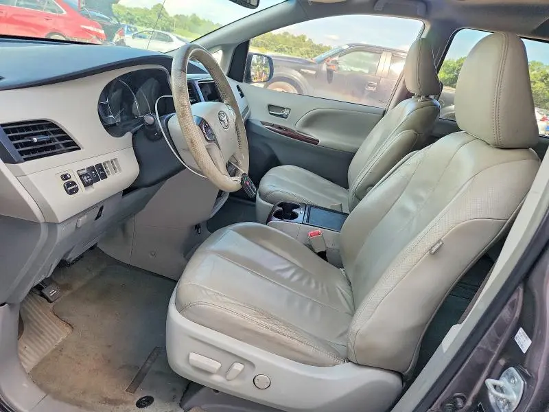 2014 TOYOTA SIENNA XLE 8-PASSENGER  