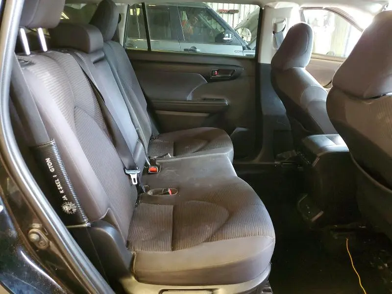 2022 TOYOTA HIGHLANDER LE  