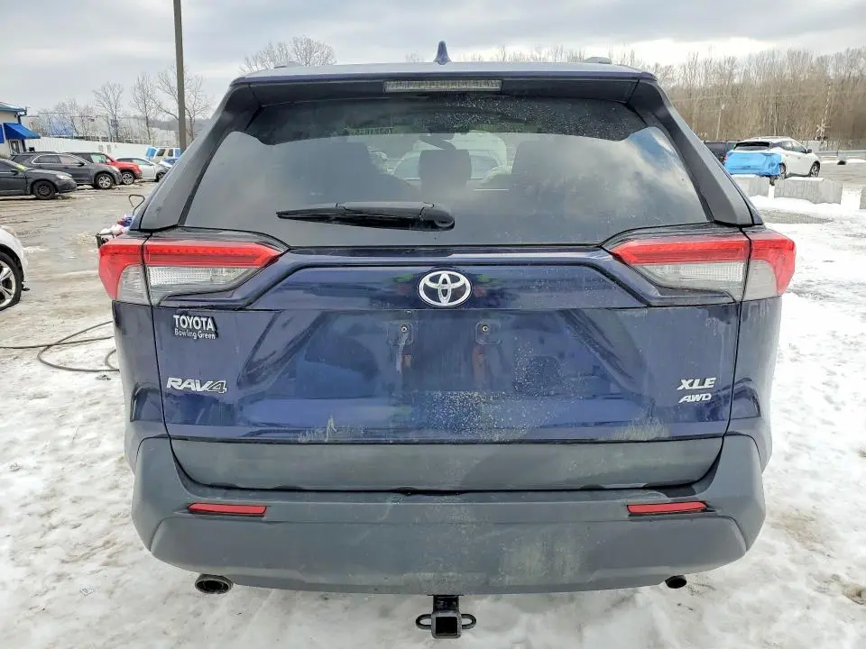 2021 TOYOTA RAV4 XLE  