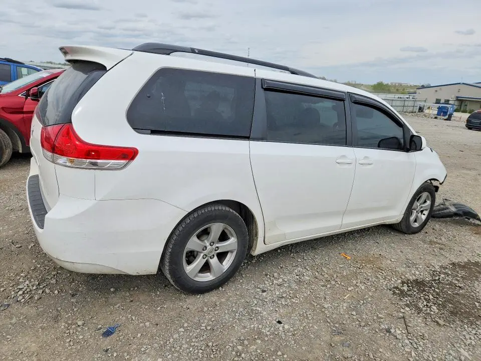 2014 TOYOTA SIENNA LE 8-PASSENGER  
