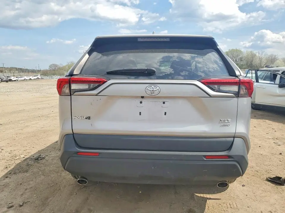 2021 TOYOTA RAV4 XLE  