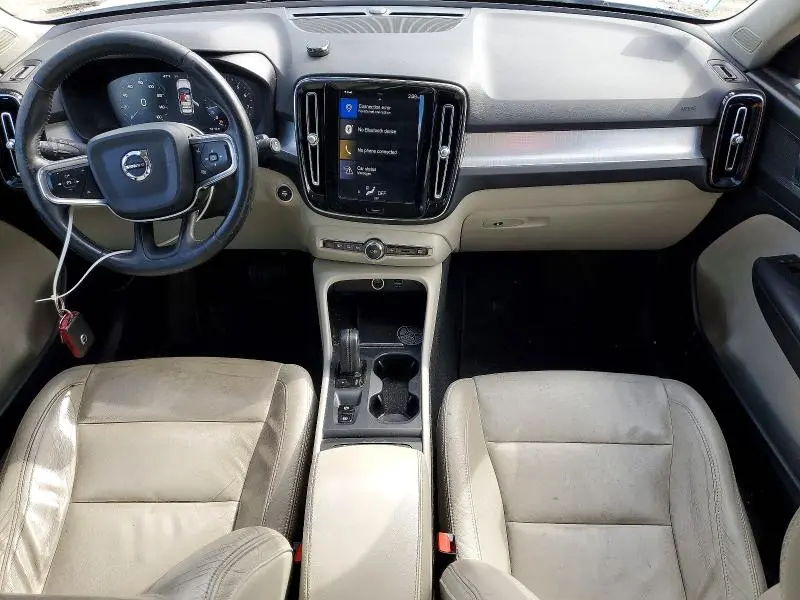 2020 VOLVO XC40 T4 MOMENTUM  