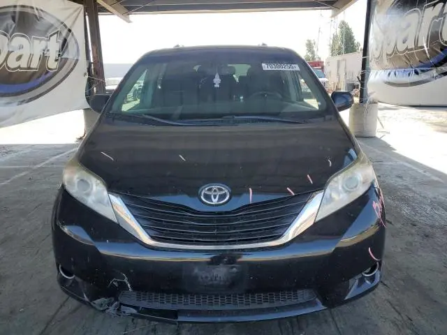 2017 TOYOTA SIENNA LE  
