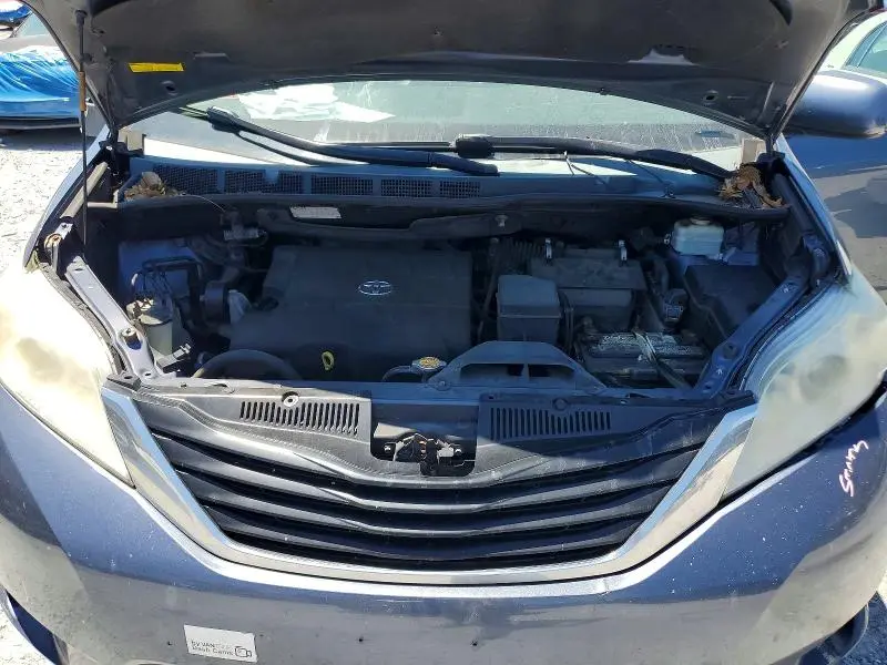 2014 TOYOTA SIENNA LE  