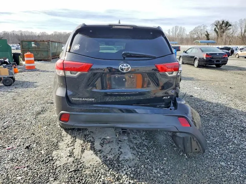 2019 TOYOTA HIGHLANDER SE  