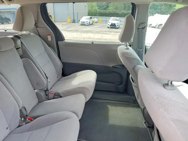 2020 TOYOTA SIENNA LE  