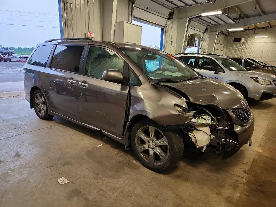 2017 TOYOTA SIENNA   