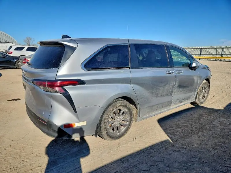 2022 TOYOTA SIENNA LE  