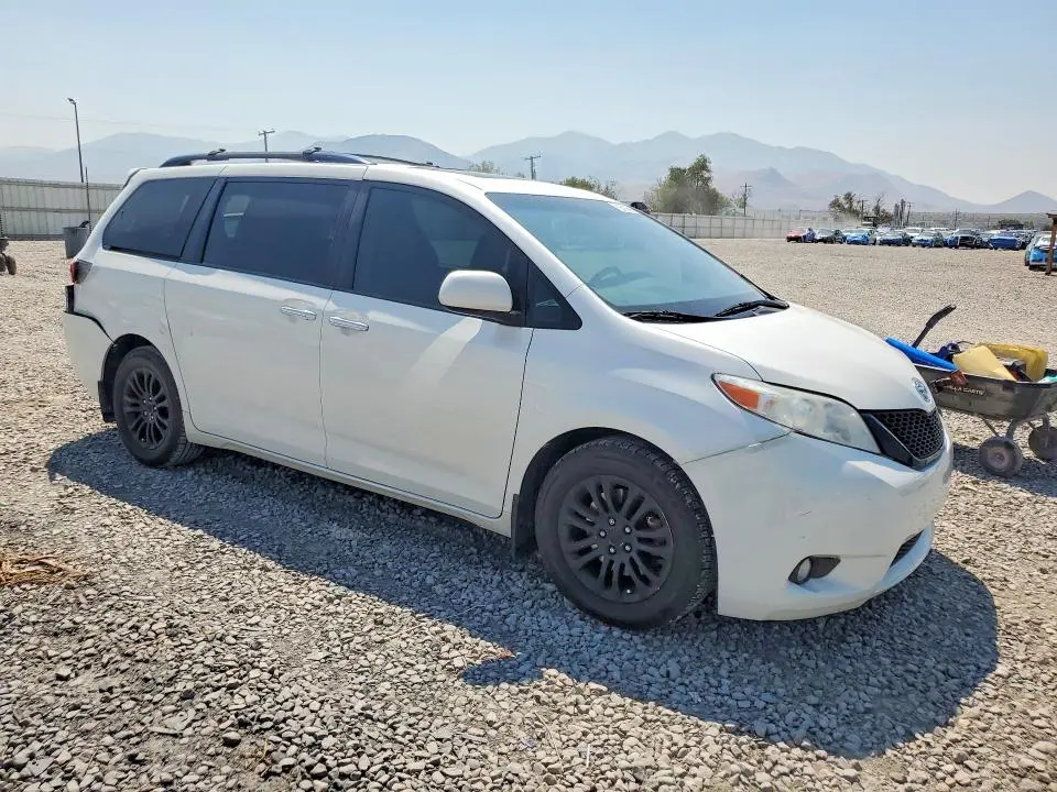 2016 TOYOTA SIENNA XLE PREMIUM 8-PASSENGER  