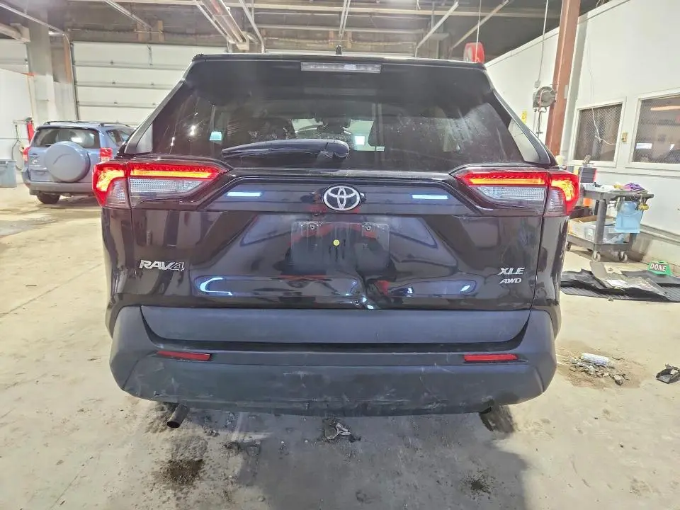 2021 TOYOTA RAV4 XLE  