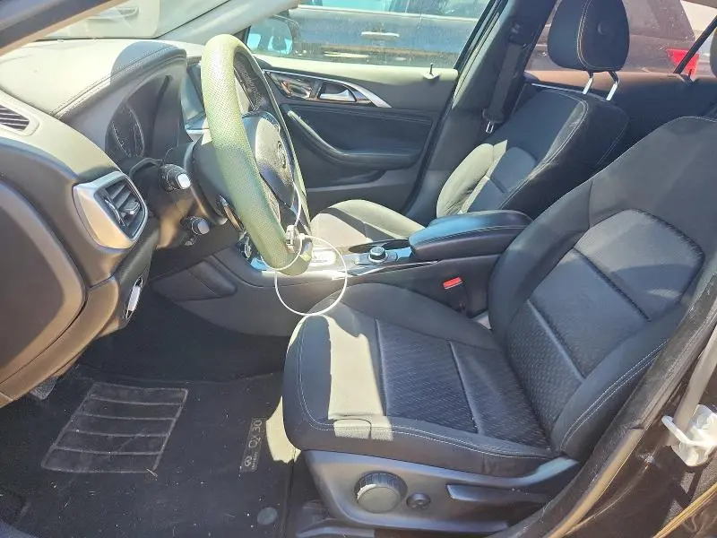 2017 INFINITI QX30 BASE  