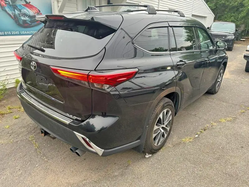 2022 TOYOTA HIGHLANDER XLE  