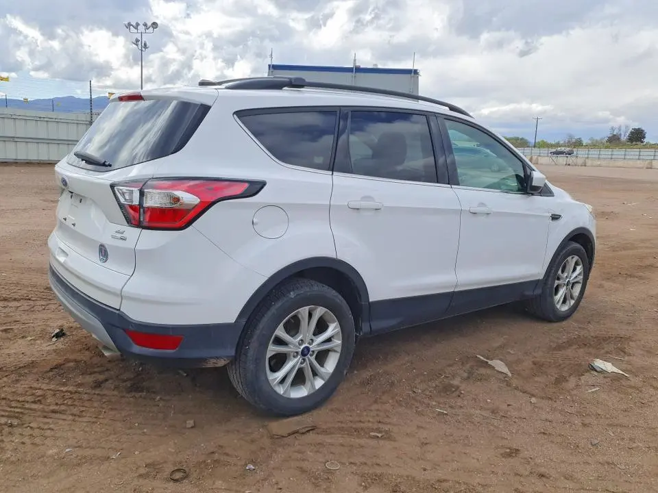 2017 FORD ESCAPE SE  