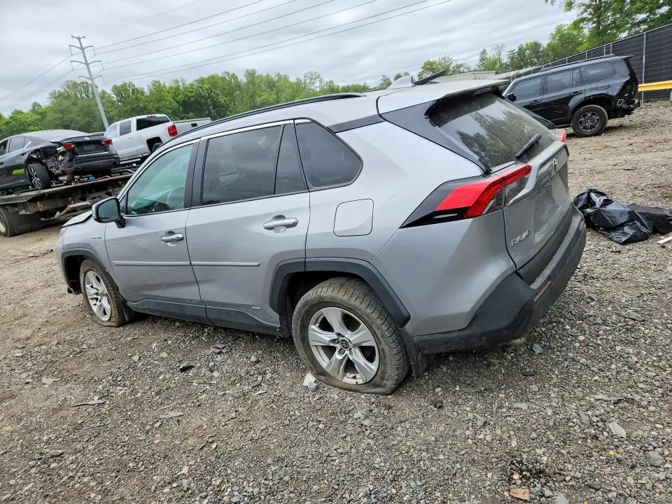 2021 TOYOTA RAV4 XLE  