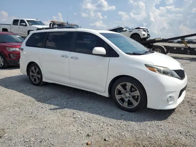 2017 TOYOTA SIENNA SE  