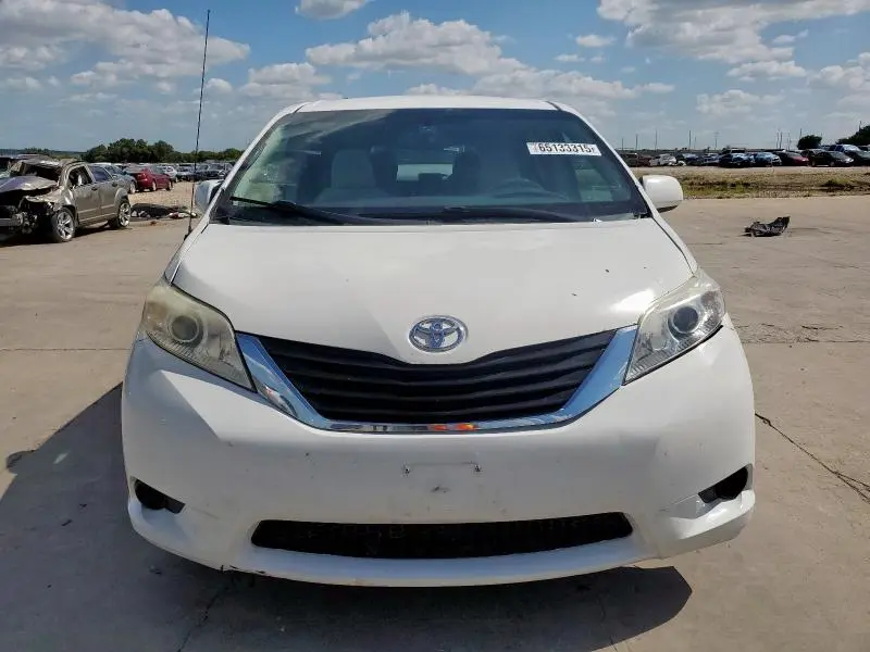 2014 TOYOTA SIENNA LE 8-PASSENGER  