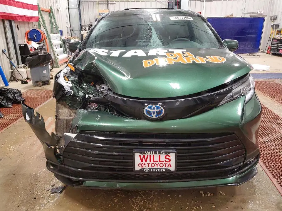 2025 TOYOTA SIENNA   