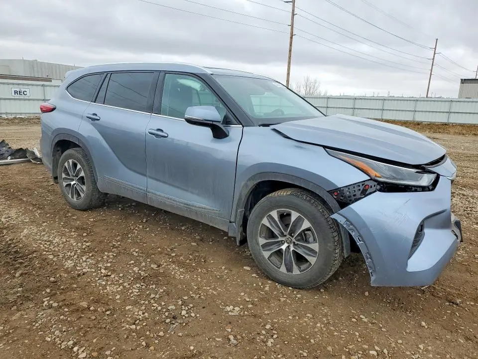2021 TOYOTA HIGHLANDER XLE  