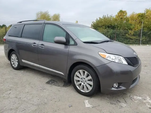 2017 TOYOTA SIENNA XLE  