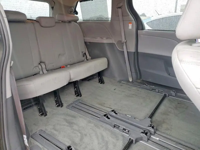 2017 TOYOTA SIENNA XLE  