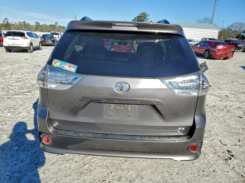 2017 TOYOTA SIENNA SE  