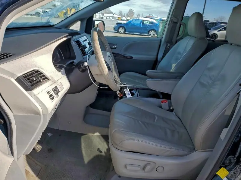 2011 TOYOTA SIENNA XLE  