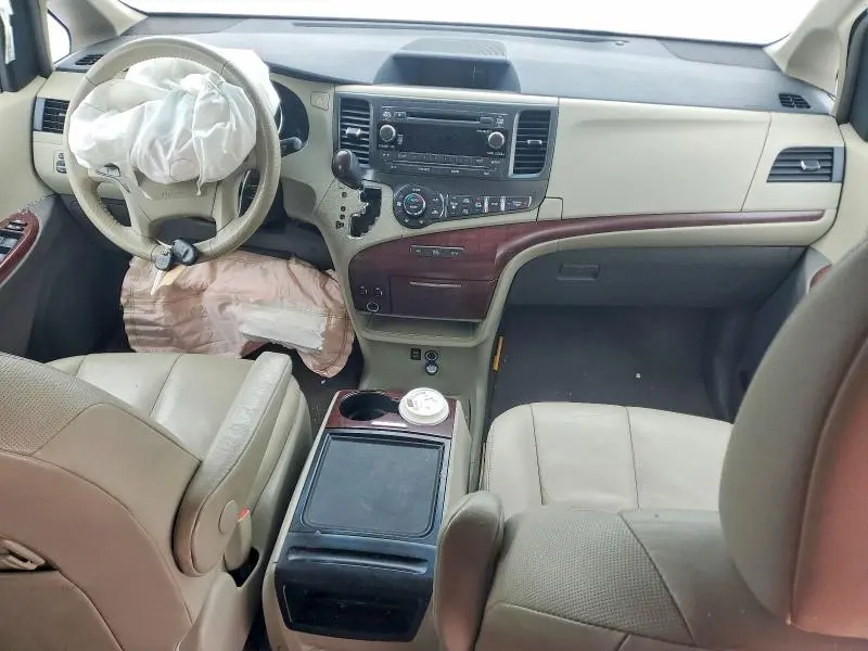 2013 TOYOTA SIENNA XLE  