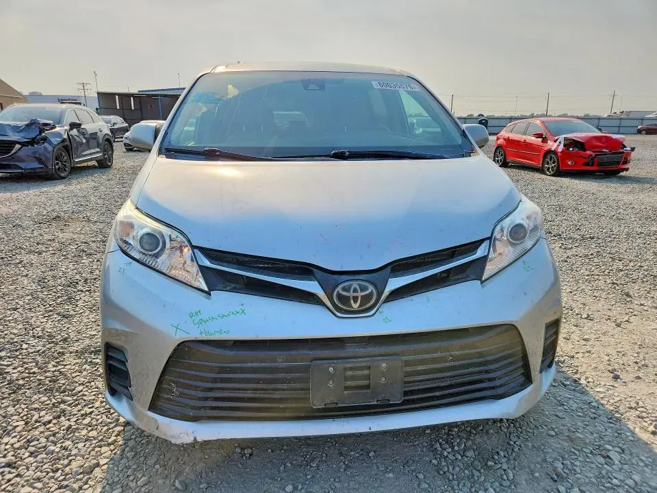 2019 TOYOTA SIENNA LE  
